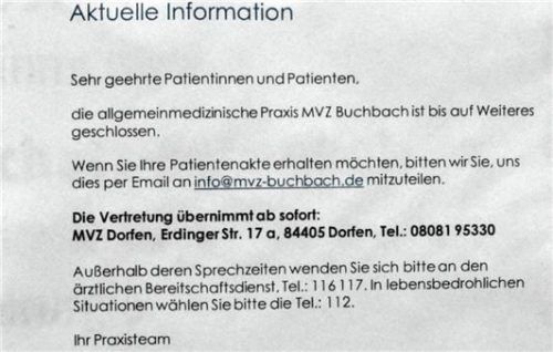 Ein Zettel im Eingangsbereich informiert Patienten, wie sie weiter vorgehen können.