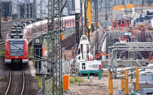 Ein Zug der S-Bahn München fährt an der Baustelle der zweiten S-Bahn-Stammstrecke entlang. Seit mehr als zehn Jahren träumt München von der zweiten Stammstrecke für die S-Bahn.Foto dpa