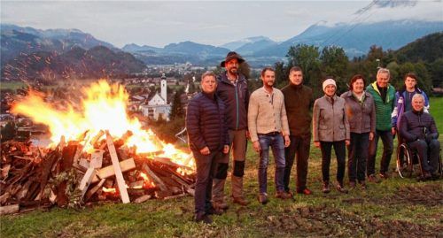 Eindrucksvolle Kulisse: Das symbolische Feuer entzündeten (ab Zweiter von links) der Vorstand der Schafhaltervereinigung Rosenheim, Alex Mayer, BBV-Ortsobmann Oberaudorf Sepp Steinmüller, Schafhalter Andreas Sigl und Kreisbäuerin Katharina Kern. Foto Schmidt
