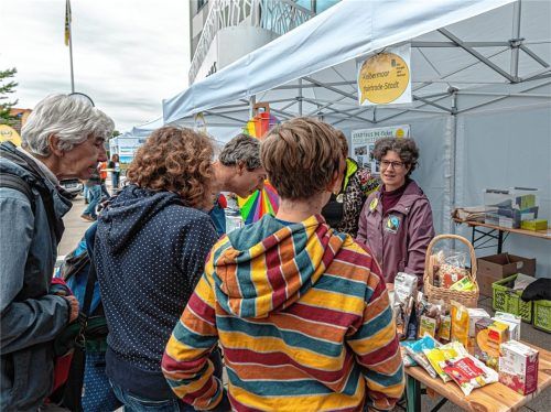 Eine Fair-Trade-Stadt braucht Multiplikatorinnen. Pastoralrefrentin Martina Mauder (rechts) ist eine davon. Auf dem Synergie-Festival schärfte sie das Bewusstsein der Besucher für fairen Handel. Foto  Thomae