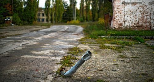 Eine nicht explodierte russische Rakete ragt in dem Dorf Staryi-Saltiv aus dem Boden. Die Einwohner von Staryi-Saltiv leben seit April ohne Gas, Strom und fließendem Wasser. Foto dpa