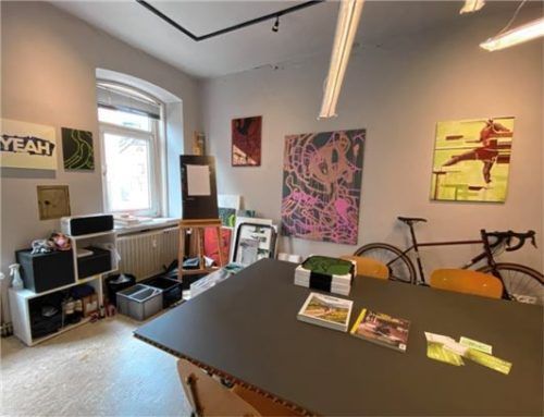 Eine Staffelei und ein Fahrrad: In den Räumen hat Greiser genügend Platz, um sich auszubreiten.