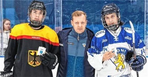 Elias Schneider (links) wurde im ersten der drei Spiele der U16-Nationalmannschaft in Finnland zum besten Akteur der deutschen Auswahl ausgezeichnet.Foto Starbulls