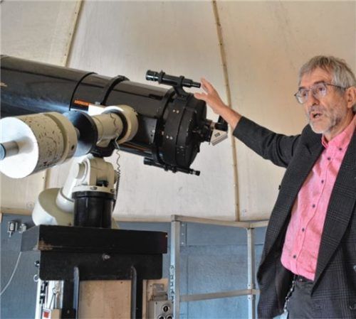 Elmar Junker am Teleskop der Rosenheimer Sternwarte. Foto Lünhörster
