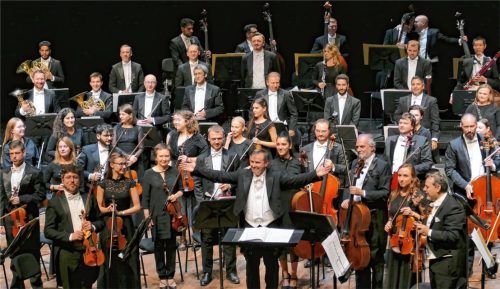 Erik Nielsen möchte am liebsten nicht nur seine Musiker, sondern die ganze Welt umarmen.Foto  Janka