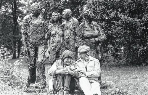 Erika Maria Lankes mit ihrem Mann Franz vor der von ihr geschaffenen Figurengruppe im Salingarten Foto Privat