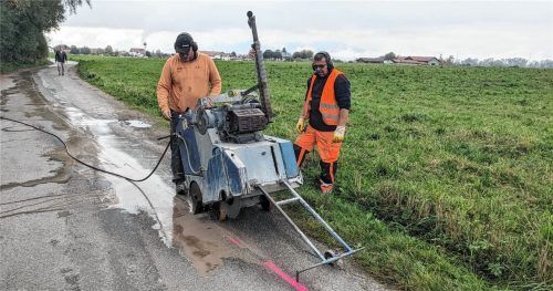 „Erstmal schneiden, noch nichts reißen“, ist die Ansage von Bauer Christof Huber. Der Landwirt hat einer Straßenbaufirma den Auftrag zum Schnitt in die Eichfeldstraße erteilt.Foto Lünhörster