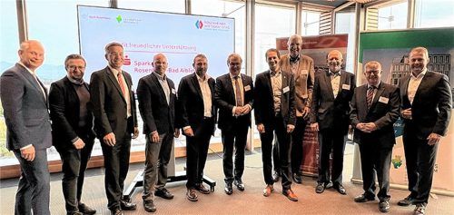 Experten aus Politik und Wirtschaft: Die Referenten des zehnten Rosenheimer Wirtschaftstages bei der Sparkasse Rosenheim-Bad Aibling. Foto Re