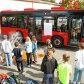 Schüler lernen richtiges Verhalten am Bus