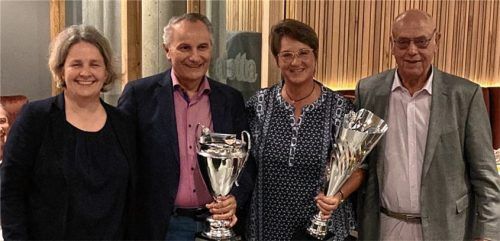 Freuen sich über den erfolgreichen Ausgang des Turniers: (von links) die Geschäftsführerin des Golfclubs Maxlrain, Julia Busch, die neuen Stadtmeister im Golf, Kerim Bacak und Johanna Rackl-Zeiss, mit Hauptsponsor Walter Mues. Foto Re