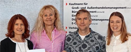 Freuen sich über die Auszeichnung (von links): Birgit Decker von der Fritz-Schäffer-Schule Ostermünchen, Angi Eder, Eder GmbH, Florian Spannagel von der Grund- und Mittelschule Westerndorf St. Peter und Yvonne Steck von der IHK.Foto  re