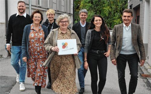 Freuen sich über die Auszeichnung: (von links) Christian Hlatky (Bürgerstiftung), Gabriele Leicht (Bürgermeisterin Stadt Rosenheim), Ricarda Krüger (Bürgerstiftung), Almuth Aicher (Bürgerstiftung), Andreas Bensegger (IHK), Lea Mutzbauer (Startklar) und Michael Keneder (Stadt Rosenheim). Foto Schlecker