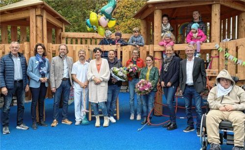 Freuen sich über die Einweihung: (von links) Gebäudemanager Josef Wurzer, Maria Gruber von der Organisationsentwicklung, Ärztlicher Direktor Dr. Manfred Kudernatsch, stellvertretender Chefarzt Prof. Dr. Steffen Berweck, Sabine Kuhn vom Verein Silberstreifen, der ehemalige Projekt-Mitarbeiter Markus Karl, Ergotherapeutin Corinna Eitel, Melanie Hessenauer vom Projektteam Spielplatz, OVB-Chefreporterin Rosi Gantner, OVB-Media-Geschäftsführer Florian Schiller, Patient Julien Lapkawski und Kinder sowie Mütter im Hintergrund. Foto Paula L. Trautmann