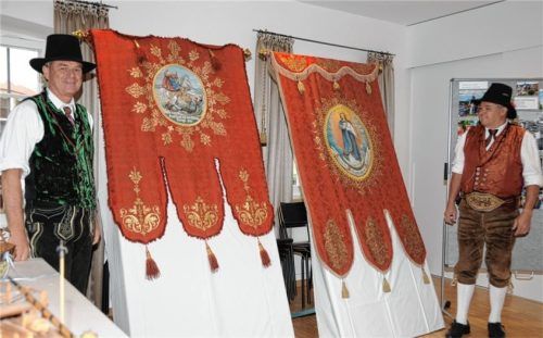 Frisches Rot: Die Vorstandsmitglieder des Schiffleutbruderschaftvereins, Sebastian Paul (links) und Rudi Lebeth, freuen sich über die restaurierten Standarten.

Foto Reischl-Zehentbauer