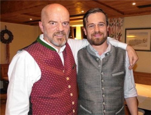 Führungswechsel: Der alte Vorsitzende, Markus Mädler (links), gratuliert seinem Nachfolger Konrad Schlaipfer. Foto Ammelburger