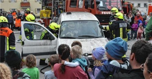 Für den Notfall gerüstet: Die Feuerwehr Halfing demonstriert eine Rettung aus dem Auto. Foto Feuerwehr Halfing