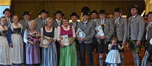 Für jahrzehntelange Zugehörigkeit wurden einige Mitglieder des Trachtenvereins Immergrün anerkannt.Foto Schneebichler