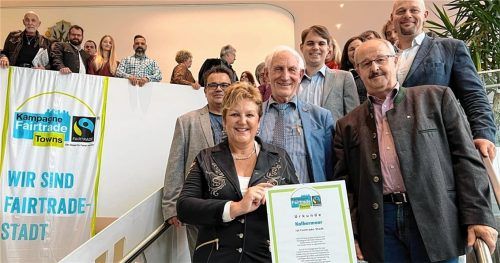 Geballtes Engagement für einen fairen Handel war in Kolbermoor versammelt, als Bürgermeister Peter Kloo (vorn, rechts) und die Leiterin der Steuerungsgruppe, Sabine Balletshofer-Wimmer (vorn, links), von Fairtrade-Ehrenbotschafter Manfred Holz (vorn, Mitte) die Zertifizierungsurkunde für Kolbermoor als „Fairtrade-Stadt“ erhielten. Foto  Gerlach