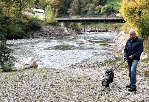 Gemeinsame Gassi-Runde: Berndt Peuker mit der Hündin Luna am Auerbach in Oberaudorf. Foto Peuker