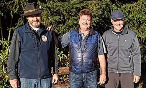 Gewinner Richard Wenzl (Mitte), der Zweitplatzierte Sepp Jellbauer (links) und der Dritte Rudi Geier.Foto unterforsthuber
