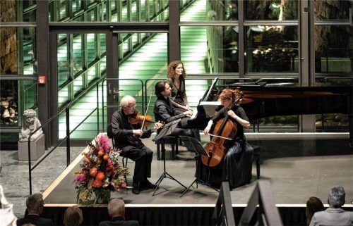 Gidon Kremer musizierte mit dem Pianisten Georgijs Osokins und der Cellistin Gieedre Dirvanauskaite.Foto Erkes