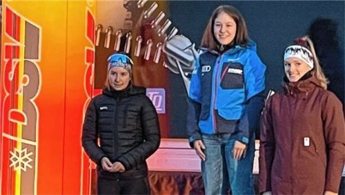 Gleich zwei Podestplätze gab es für die heimischen Skilangläuferinnen in der U20-Wertung des Sprints: Lisa Zinecker vom SV Oberteisendorf wurde Zweite hinter Siegerin Miriam Reisnecker, den dritten Platz erkämpfte Charlotta de Buhr vom SC Aising-Pang (von links).Foto Nitsch