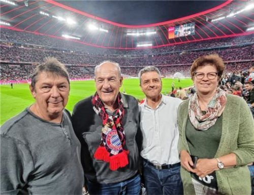 Glückliche Gewinner bei der letzten Verlosung: Beim Heimspiel in der Königsklasse gegen Pilsen von links Harald Melnik und Peter Holzapfel aus Rosenheim sowie Bruno und Anita Berthel aus Rott am Inn. „Meine Frau und ich waren das erste Mal in der Allianz Arena. Super Stimmung, super Sitzplätze – ein perfekter Abend Danke OVB und Paulaner“, so Bruno Berthel. Foto privat