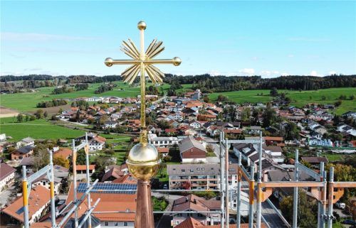 Goldenes Kreuz: Mit der Montage der Turmspitze gehen die Arbeiten am Halfinger Gotteshaus zu Ende. Foto Böck