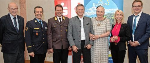 Grenzüberschreitende Wege mit (von links) Ehrenpräsident Walter Mayr, Rosenheimer Kreisbrandrat Richard Schrank, Feuerwehrkommandant vom Bezirk Kufstein Hannes Mayr, Mitglied des Kreistages Hubert Wildgruber, Rosenheims Altoberbürgermeisterin Gabriele Bauer, Vizepräsidentin Barbara Schwaighofer und Präsident Christoph Schneider.