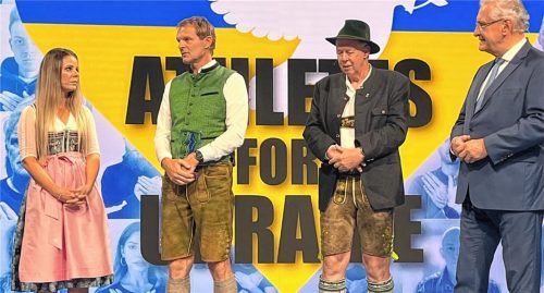 Große Bühne für (von links) Lisa Loch, Jens Steinigen und Wolfgang Pichler vom Verein „Athletes for Ukraine“. Daneben Innenminister Joachim Herrmann, der die Laudatio bei ihnen persönlich vornahm.Foto Kas