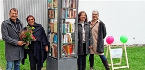 Große Freude bei der Übergabe der „Bücherbokx“: (von links) Bürgermeister Sepp Huber, die Unterstützerin Brigitte Fassbaender sowie die Initiatorinnen Ingrid Wimmer und Christine Bender.Foto Graichen