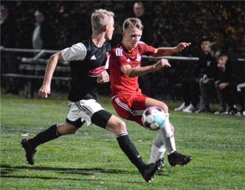 Großholzhausens Torschütze Lukas Steidl (rechts) im Zweikampf mit SG-Spieler Hannes Dangl.Foto Franz Ruprecht
