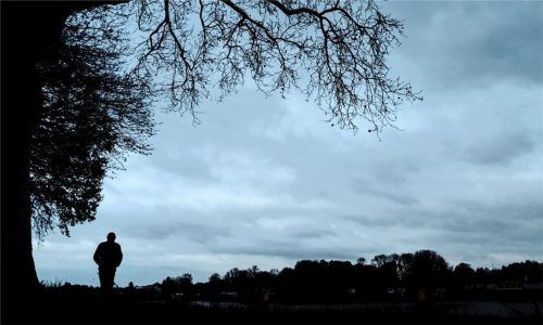 Grübeln bei einsamen Spaziergängen: Vor allen in Herbst und Winter haben viele Menschen mit depressiven Verstimmungen zu kämpfen. Foto dpa
