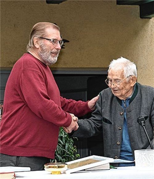 Günter Ziegler (links) bedankt sich bei Gründungsmitglied Willi Schmid für dessen Leistungen für die DJK Bavaria Rosenheim.