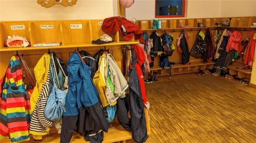 Gut besucht: Die Plätze in der Garderobe des Kindergartens St. Martin sind fast alle vergeben.Foto Hoffmann