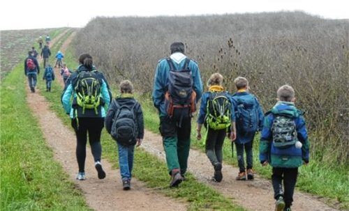 Gut zu Fuß machten sich die Teilnehmer auf den Weg – auf drei verschiedenen Routen. Foto Huber