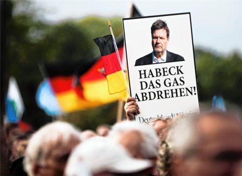 „Habeck das Gas abdrehen“ steht auf einem Schild bei einer Demonstration unter dem Motto „Energiesicherheit und Schutz vor Inflation – unser Land zuerst“ vor dem Berliner Reichstagsgebäude. Foto dpa