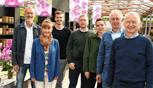 Haben in den vergangenen Monaten viel Zeit miteinander verbracht: (von links) Roland und Bärbl Mertin vom Gartencenter Mertin in Kolbermoor sowie Leo Nickl, Florian Nickl, Daniela Nickl, Anton Nickl und Peter Nickl. Foto Schlecker