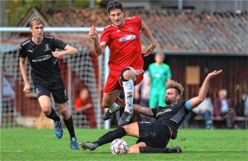 Harter Einsatz reichte nicht: Alexander Krichbaumer (rechts) und der SVO gingen in Saaldorf unter.Foto Butzhammer