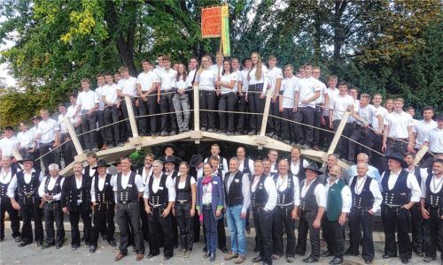 Hat dem Belastungstest standgehalten: Die Leonardo-Brücke im Salingarten in Rosenheim mit Zimmerer aus der Region. Foto Wunsam