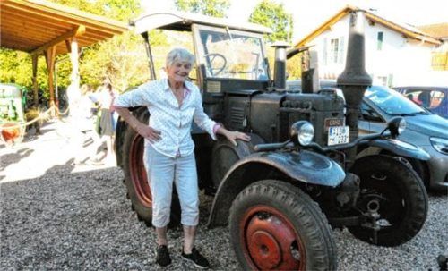 Helga Lechner mit ihrem Lanz-Bulldog beim Dorfkirta in Feldolling. Foto Merk