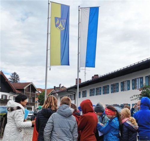 Helga Schömmer vom Tourismusbüro Prien leitete die Ortsbegehung der zukünftigen Fünftklässler.Foto Bauregger