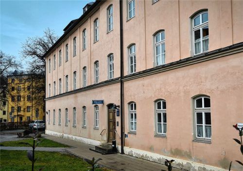 Hier hängt es noch, das Polizeischild. Doch die Inspektion ist umgezogen in die Burgau, für das Gebäude der Stadt gibt es eine Zwischenlösung vor der großen Generalsanierung. Foto Rieger