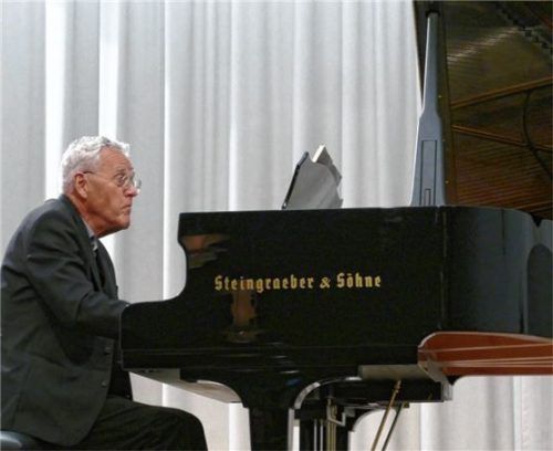 Hochkonzentriert sitzt Dieter Lallinger am neuen Flügel der Musikschule Rosenheim. Foto Janka