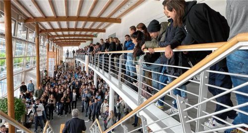 Hochschulpräsident Professor Heinrich Köster hieß am Campus Rosenheim die Erstsemester an der TH Rosenheim willkommen. Aus Platzgründen fanden mehrere Begrüßungen über den Tag verteilt statt. Foto Maier