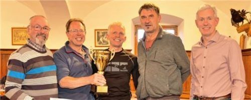 Hufeisenleiter Jakob Kern (links) und Bürgermeister Georg Auer (rechts) gratulieren der siegreichen Mannschaft von der KSK mit (von links) Manfred Holzner, Vitus Meyer und Konrad Wittmann. Foto Huber