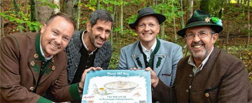 „I bin doch ned auf da Brennsuppn dahergschwumma“: (von links) Tourismuschef Herbert Reiter, der Schulleiter der Priener Mittelschule, Markus Hübl, Aschaus Bürgermeister Simon Frank und der Projektbeauftragte des AschauerGemeinderates, Sebastian Pertl, weihten gemeinsam den neuen „Mund-ART Weg“ ein. Foto Berger