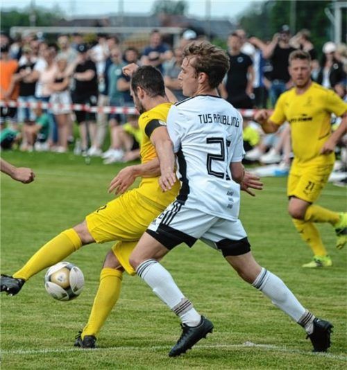 Im Duell Ostermünchen gegen Raubling geht es sehr intensiv zu. Im Mai endete die Partie 0:0.Foto Franz Ruprecht