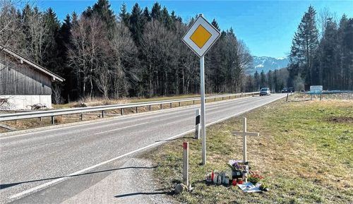 Im Frühjahr ist ein Motorradfahrer an der Ausfahrt vom Sportparkplatz zwischen Frasdorf und Aschau bei einem Unfall verstorben. Foto Kirchner