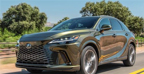 In der fünften Modellgeneration kommt der Lexus RX 450h+ außen mit einem riesigen Kühlergrill und innen mit viel Beinfreiheit. Foto aum/Lexus